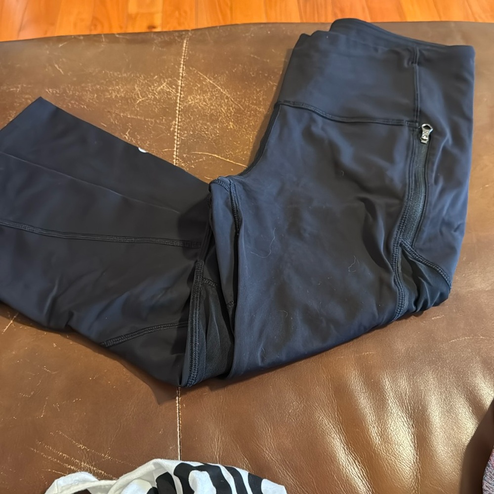 Lululemon Black vented capris 8